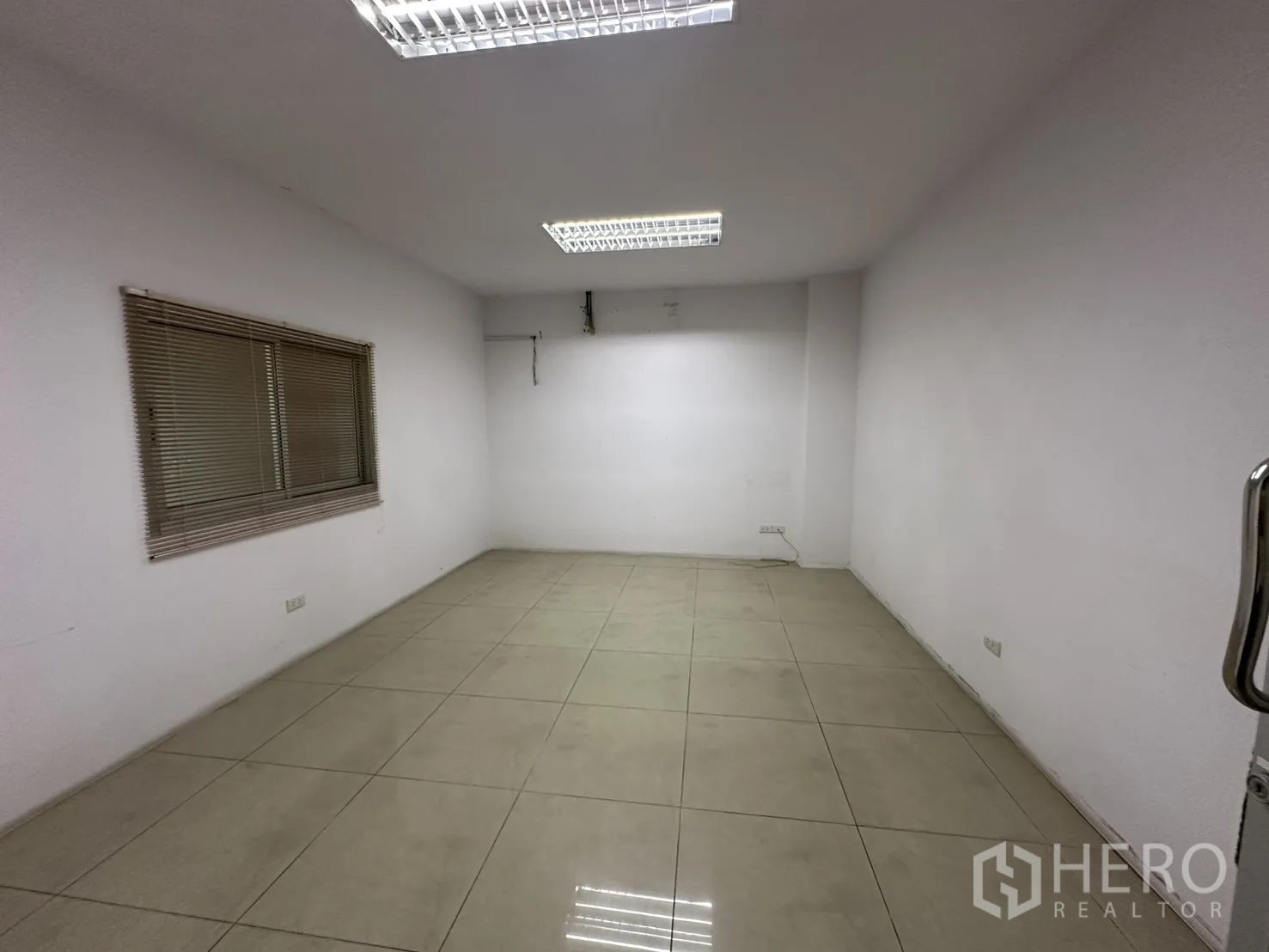 Factory for rent - Residential-style bedroom with wardrobe and ensuite access.