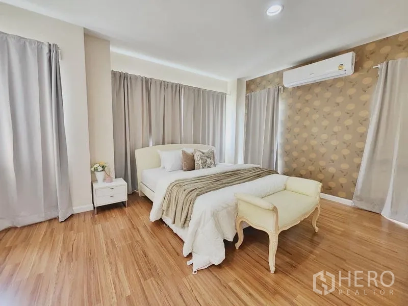 Detached House for rent in Prawet, Bangkok - Wide view of the master bedroom with air-conditioner and patterned feature wall.