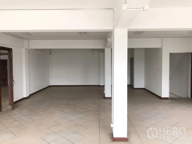 办公空间 出租在Huai Khwang, Bangkok - 铺设图案瓷砖的办公楼层，多个出入口