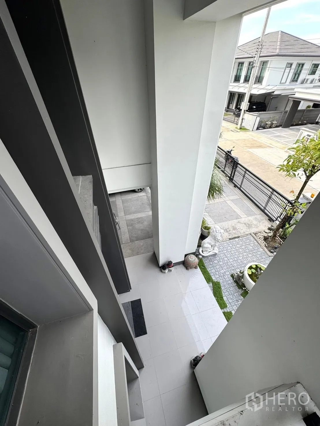 Detached House for sale in Mueang Pathum Thani, Pathum Thani - View from upper balcony down to front porch and landscaped garden.