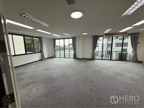 สำนักงานที่บ้าน ให้เช่าในWang Thonglang, Bangkok - ชั้นสำนักงานปูพรม พร้อมไฟแผง LED หน้าต่างกว้างและทางออกระเบียง