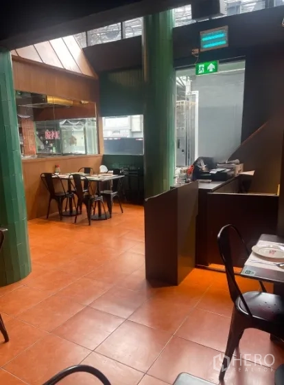 Shophouse for rent in Watthana, Bangkok - Front dining corner near cashier and large windows bringing daylight.