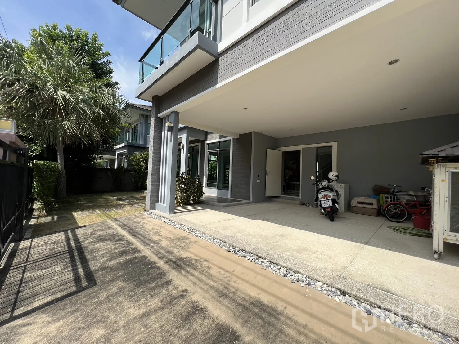 独立式住宅 出售在Suan Luang, Bangkok - 覆盖式双车位车棚与侧庭花园。