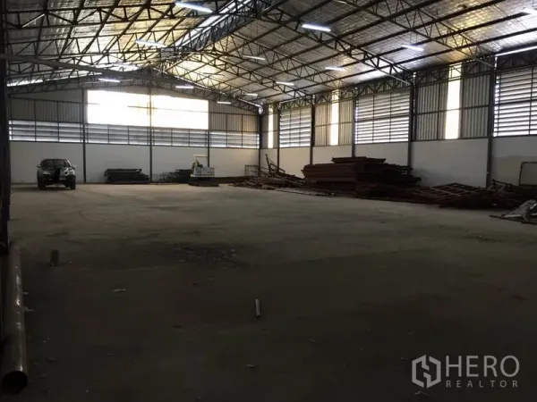 Warehouse for rent in Saphan Sung, Bangkok - Wide warehouse bay with high ceiling, ventilation panels, and large open floor suitable for storage or light industry.