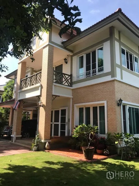 บ้าน ขายในPak Kret, Nonthaburi - บ้านเดี่ยวสองชั้นภายนอก ปากเกร็ด ผนังอิฐ ระเบียง และสนามหญ้า