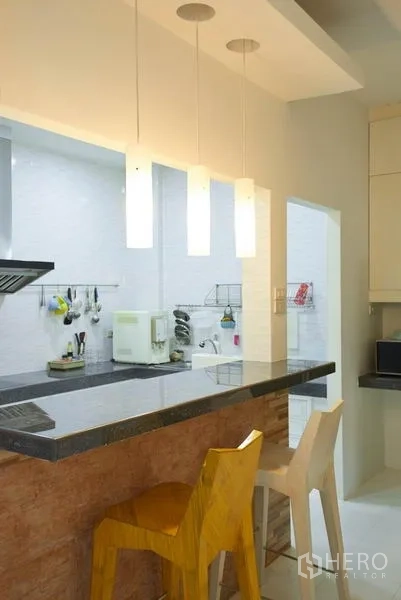 Home Office for rent in Wang Thonglang, Bangkok - Breakfast bar with pendant lights adjoining the modern kitchen.