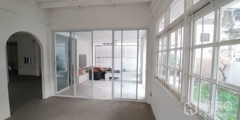 Detached House for rent or sale in Sathon, Bangkok - Glass-walled sunroom facing the terrace and garden views.