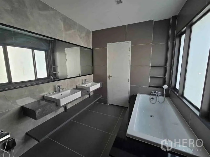 独立式住宅 出租在Bang Phli, Samut Prakan - 现代卫浴，双台盆、超长镜面与窗边浴缸。