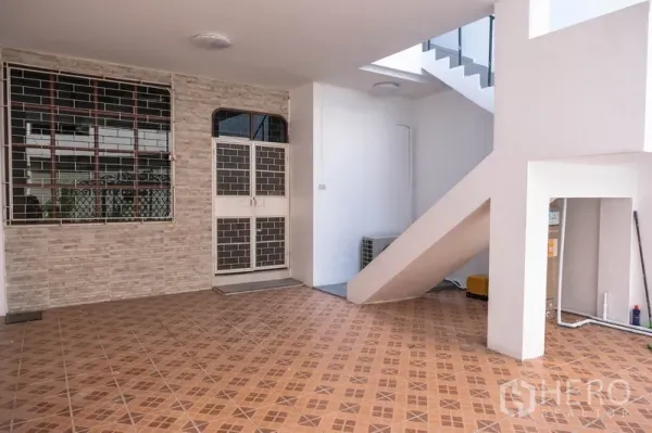 带办公室的家 出租在Khlong Toei, Bangkok - 带顶停车区，几何花纹地砖与安全门，适合停车。
