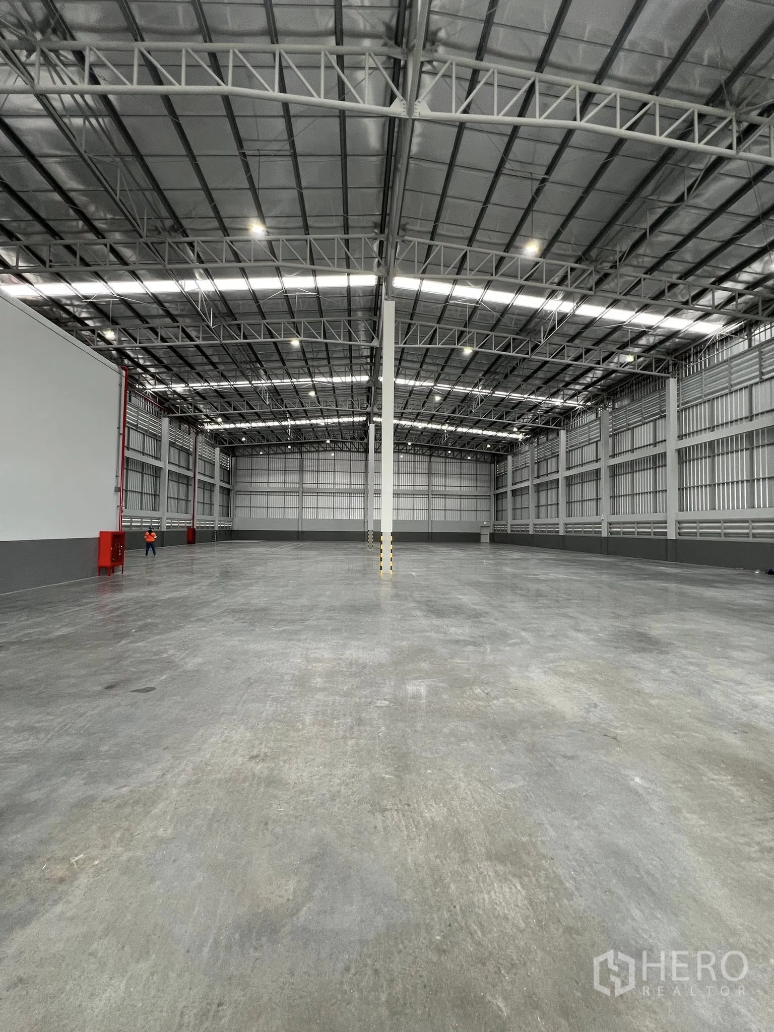 仓库 for rent in Phra Pradaeng, Samut Prakan - 宽敞仓库内部，高钢结构屋顶与抛光混凝土地面。