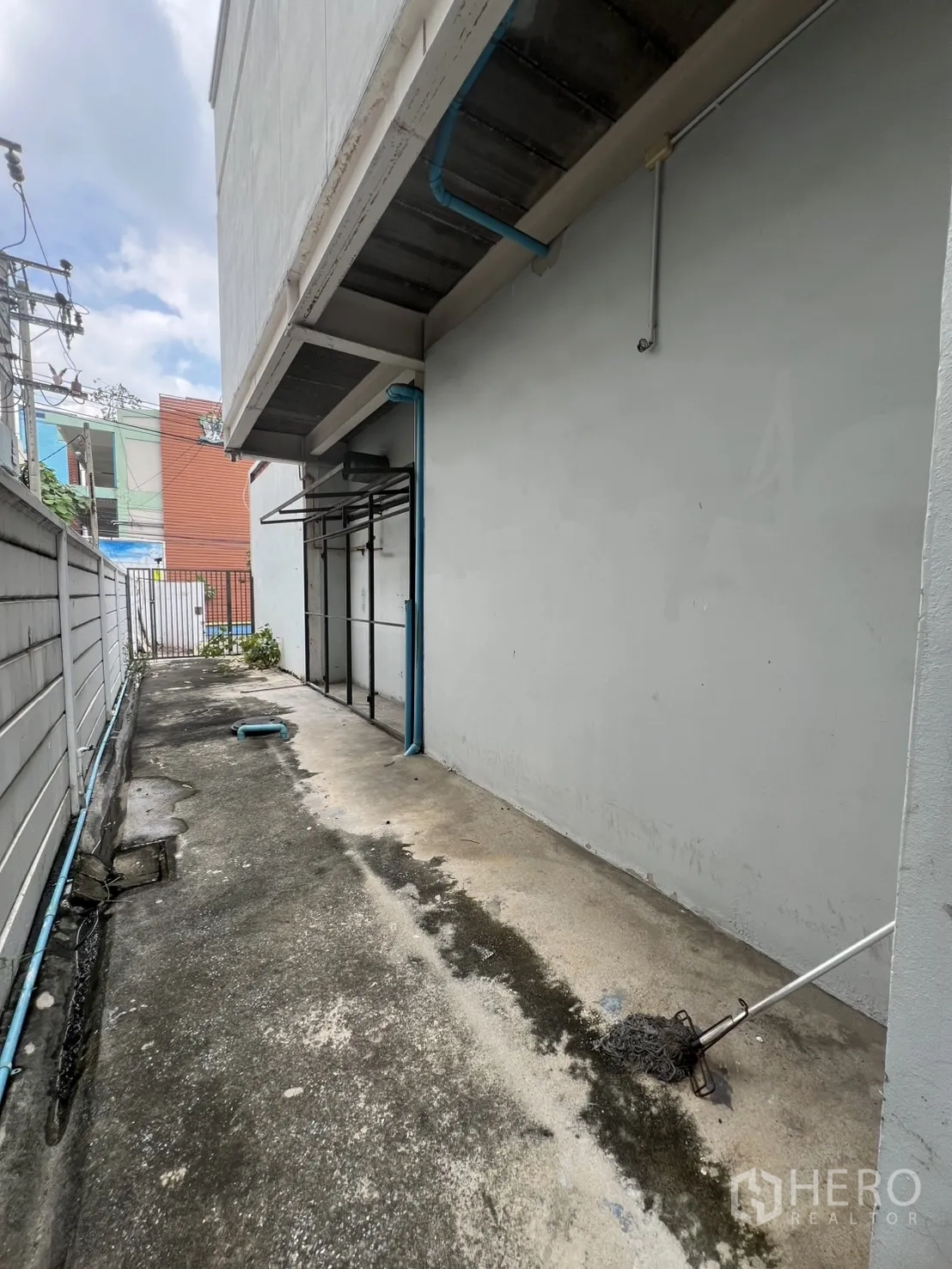 Retail Space for rent in Watthana, Bangkok - Covered storage or utility zone with concrete counters and signs of wear.