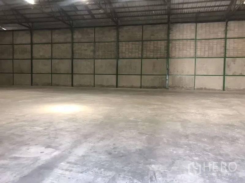 Factory for rent in Bang Pakong, Chachoengsao - Wide column-free warehouse interior with high ceilings and smooth concrete floor.