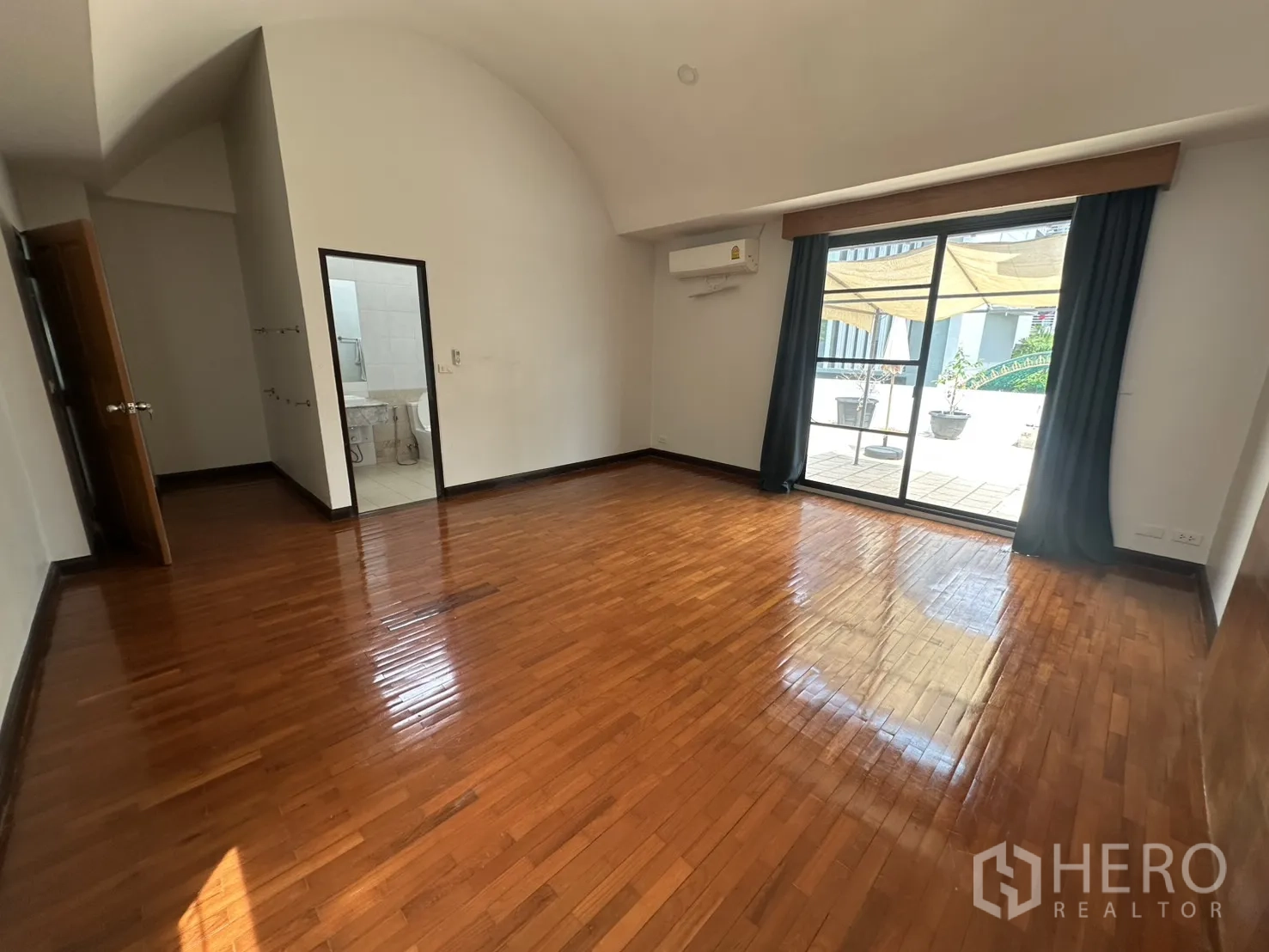 Detached House for rent in Watthana, Bangkok - Bedroom with en-suite entry and terrace access through sliding doors.