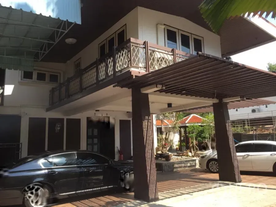 Retail Space for rent in Khlong Toei, Bangkok - Two-storey retail-ready building with balcony, covered carport and multiple parking bays.