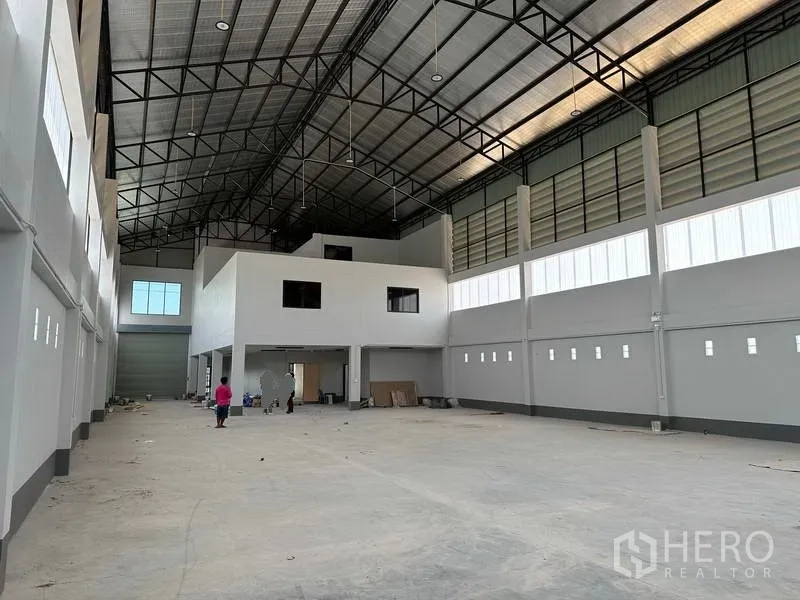 工厂 出售在Khlong Luang, Pathum Thani - 厂房内设夹层办公室与大型装卸卷门，屋顶通高。