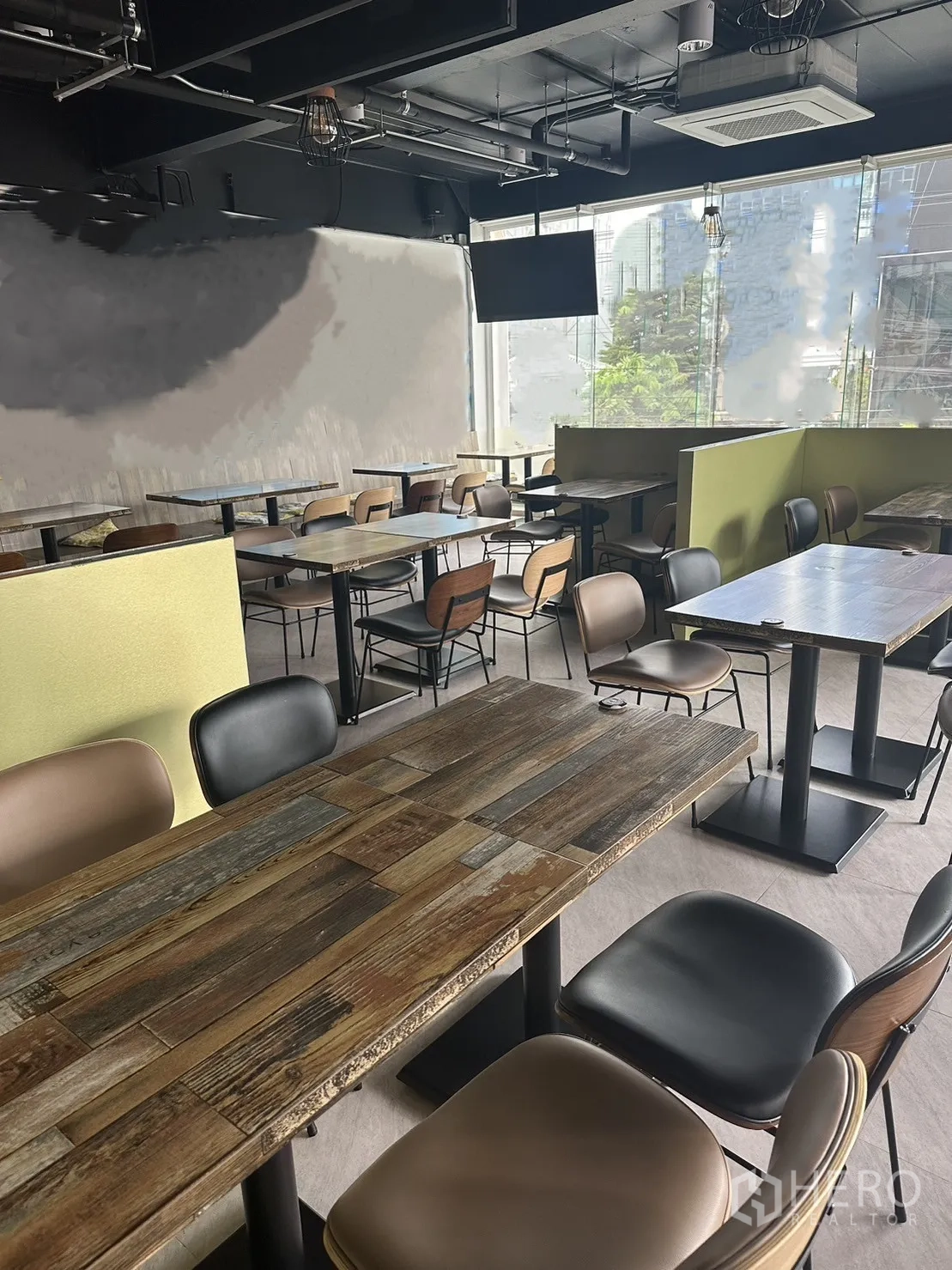 Retail Space for rent in Khlong Toei, Bangkok - Spacious restaurant floor with rustic wood tables, soft chairs and large windows.