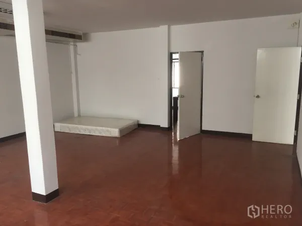 Home Office for rent in Watthana, Bangkok - Large room with polished parquet floor and two interior doors suitable for private offices or bedrooms.