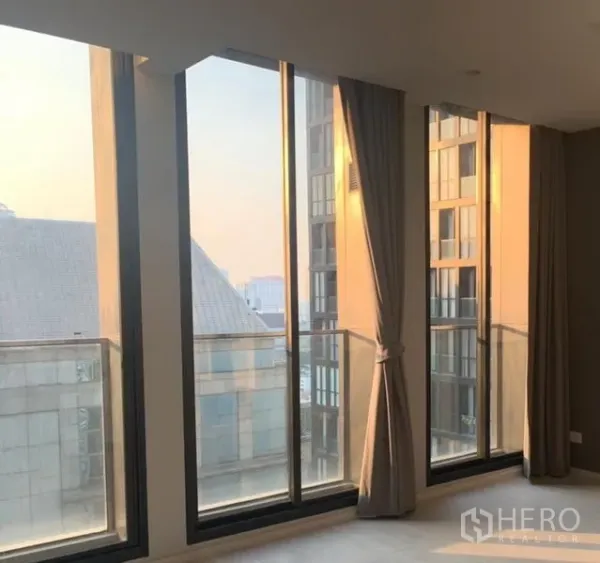 Condominium for rent in Pathum Wan, Bangkok - Floor-to-ceiling windows delivering abundant natural light and a city view.