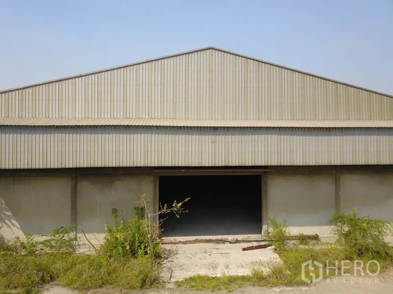 工厂 出售在Samut Prakan - 工厂正立面，金属墙体与大型装卸入口