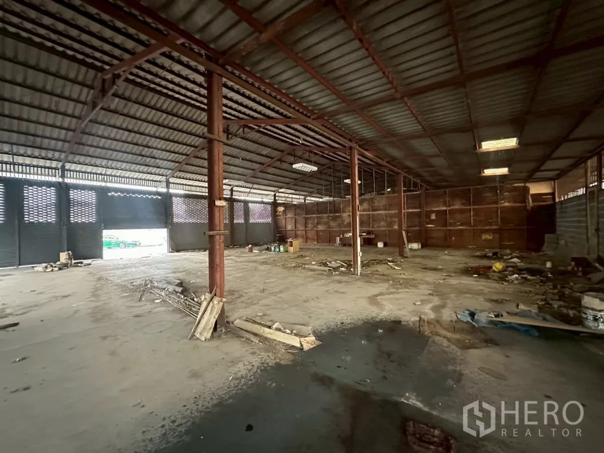 Warehouse for rent or sale in Yan Nawa, Bangkok - Interior with several roller doors, clear span floor and easy truck access.