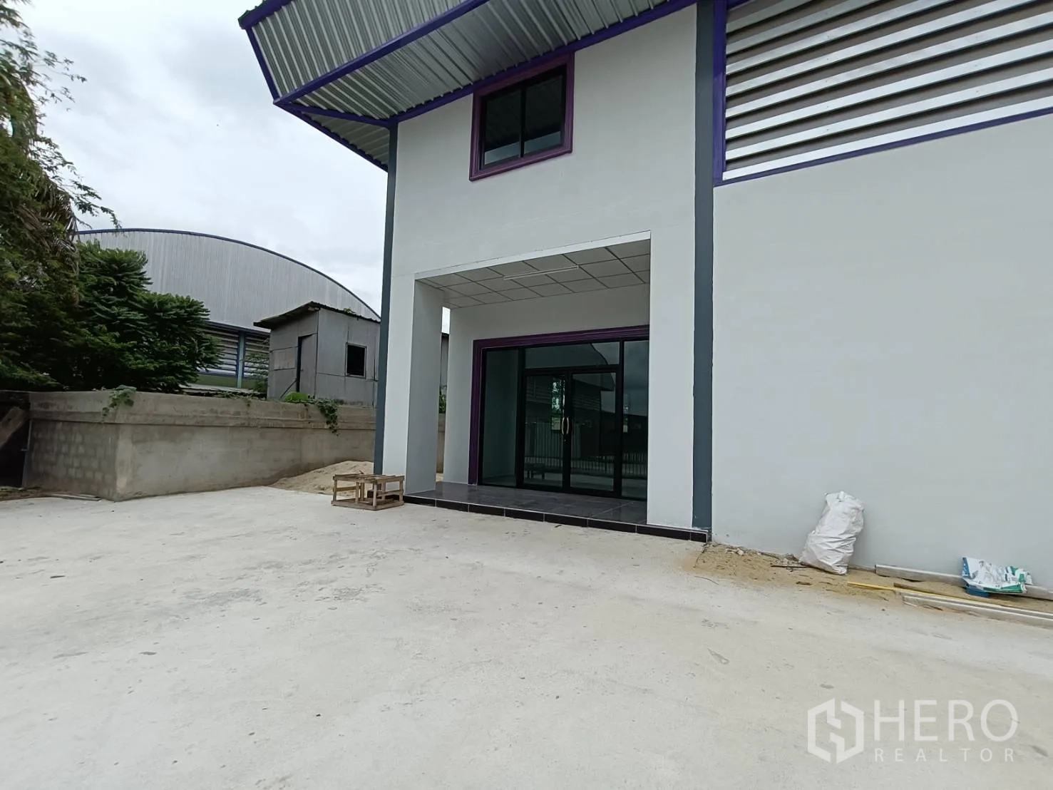 工厂 出租在Lam Luk Ka, Pathum Thani - 侧立面可见办公室翼楼、硬化装卸区与主仓门。