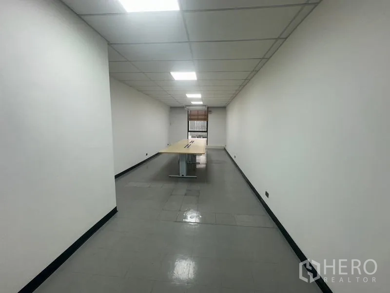 办公空间 出租 - 狭长会议室，配长条会议桌，尽头有窗
