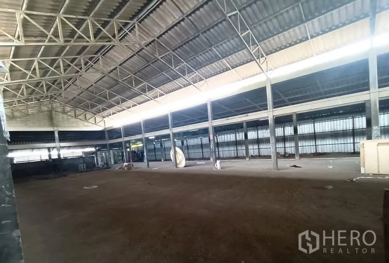 คลังสินค้า ให้เช่าในSaphan Sung, Bangkok - มุมด้านข้างของฮอลล์โกดัง โครงเสาเหล็ก ผนังระบายอากาศ และพื้นที่กว้าง