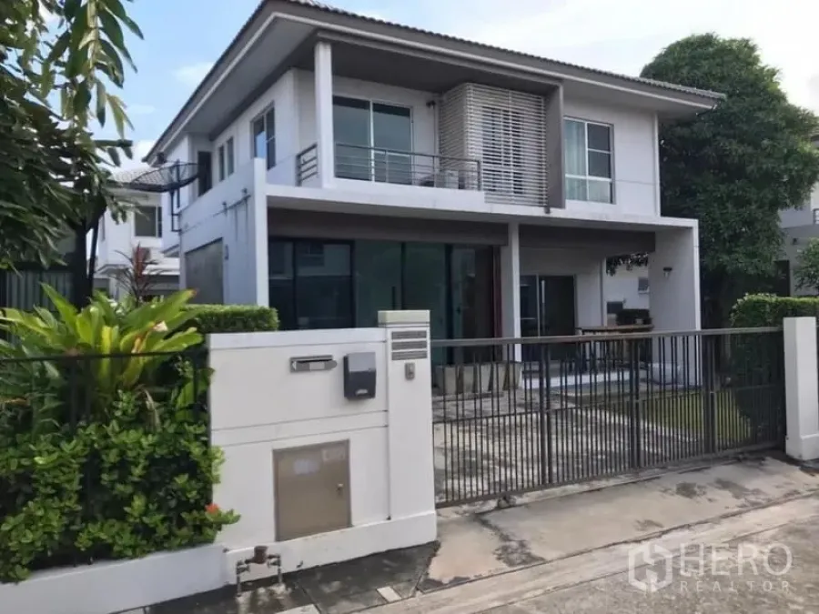 Detached House for rent in Bang Na, Bangkok - Gated driveway and front garden of the two-storey detached house.