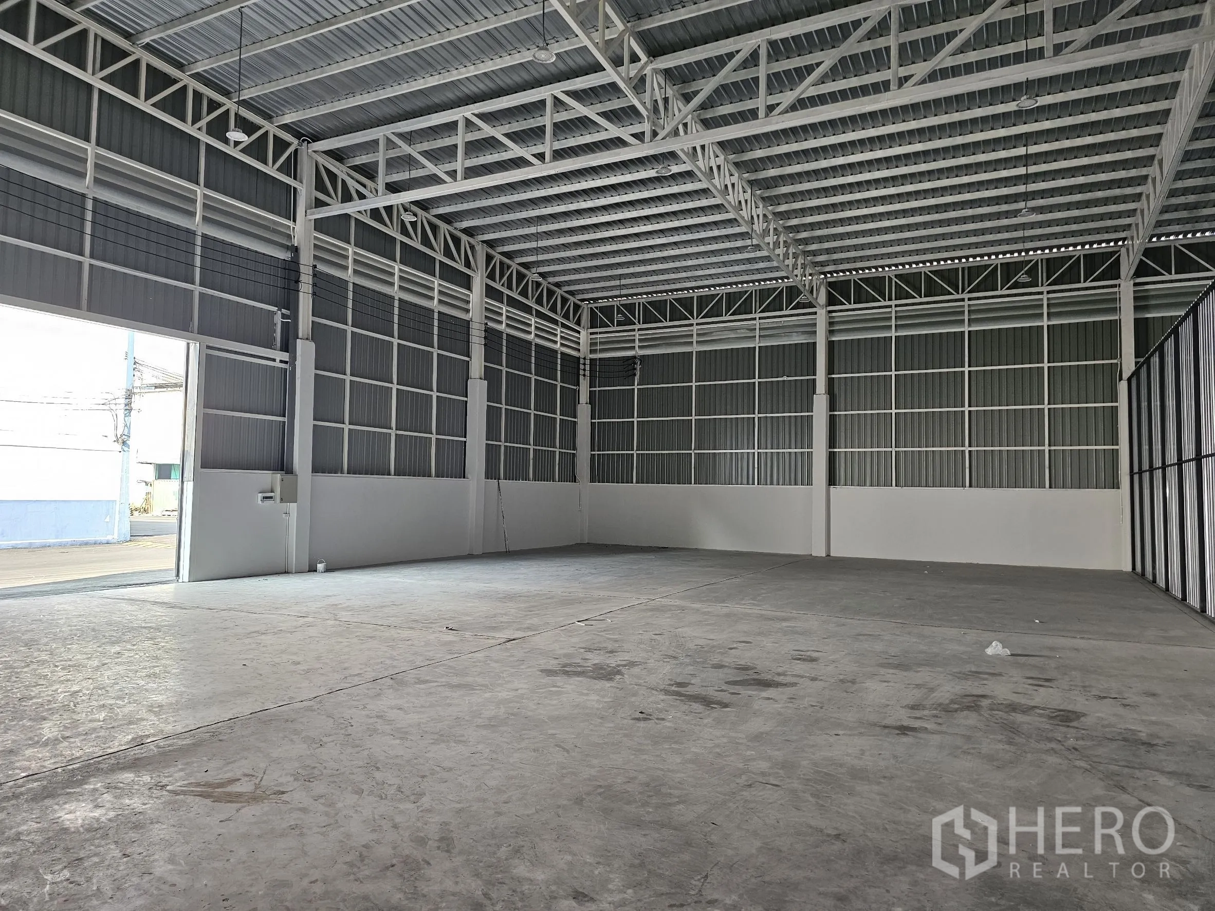 Warehouse for rent in Khlong Toei, Bangkok - High-ceiling warehouse interior facing the entrance and open floor area.