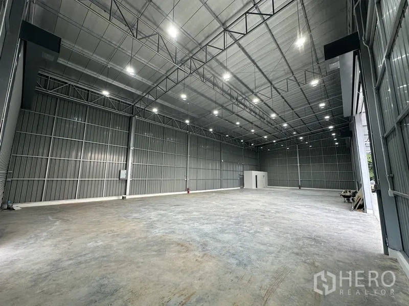 Warehouse for rent in Bang Kapi, Bangkok - Spacious warehouse interior with high clear‑span ceiling, LED lighting and concrete floor.