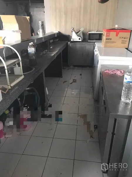 Retail Space for rent in Watthana, Bangkok - Commercial kitchen zone with stainless-steel counters, sink and appliances.