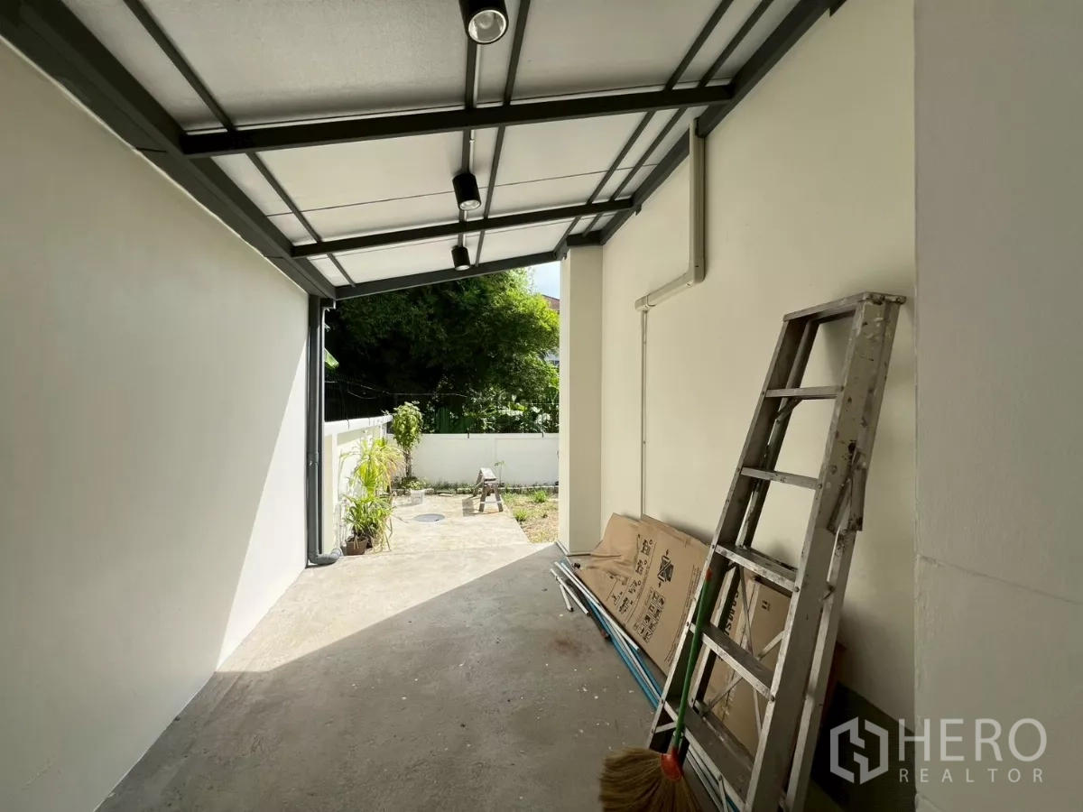 Detached House for rent in Suan Luang, Bangkok - Covered service area or carport opening to the rear garden.