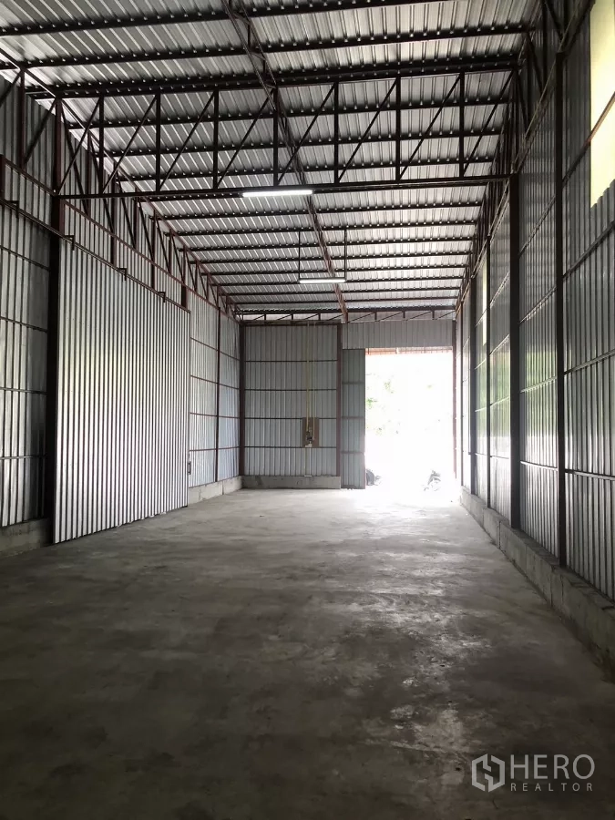 货栈 出租在Bueng Kum, Bangkok - 仓库内部，宽幅金属推拉门与敞开入口采光充足。