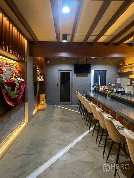 店屋 出租 - 吧台区配高脚椅、电视与现代照明。