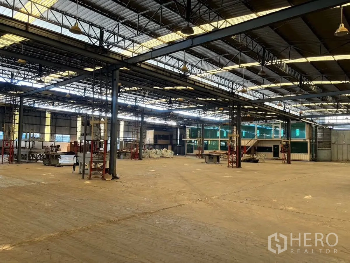 工厂 for rent or sale in Bang Sao Thong, Samut Prakan - 大跨度作业区，多根钢柱与顶置照明设备。