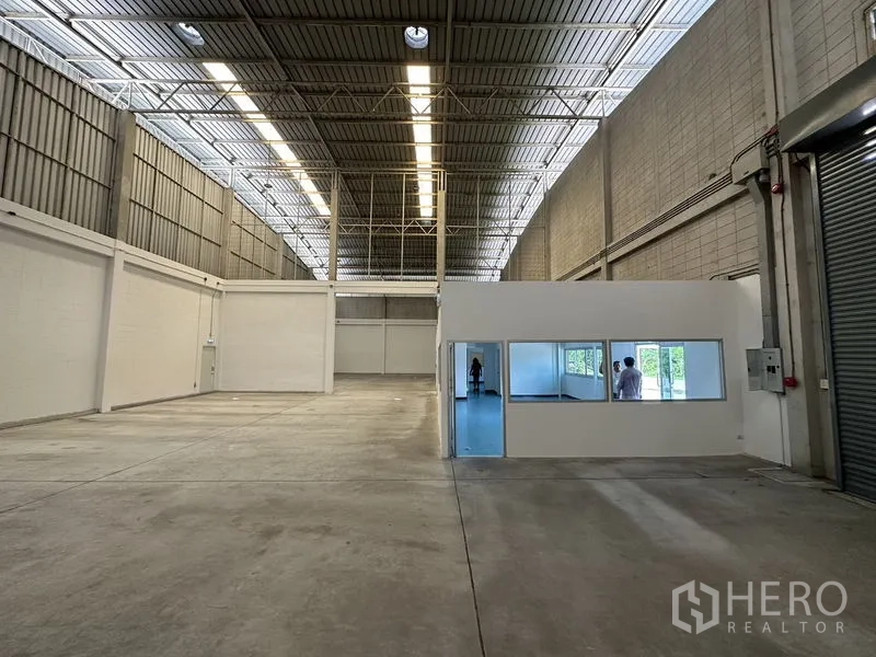 โรงงาน ให้เช่าในBang Phli, Samut Prakan - ออฟฟิศชั้นล่างมีหน้าต่างมองเห็นพื้นที่ผลิต