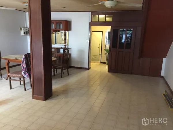 联排别墅 出租在Khlong Toei, Bangkok - 开放式客餐厅，木柱、瓷砖地面，并有通往一层卫生间的门口。