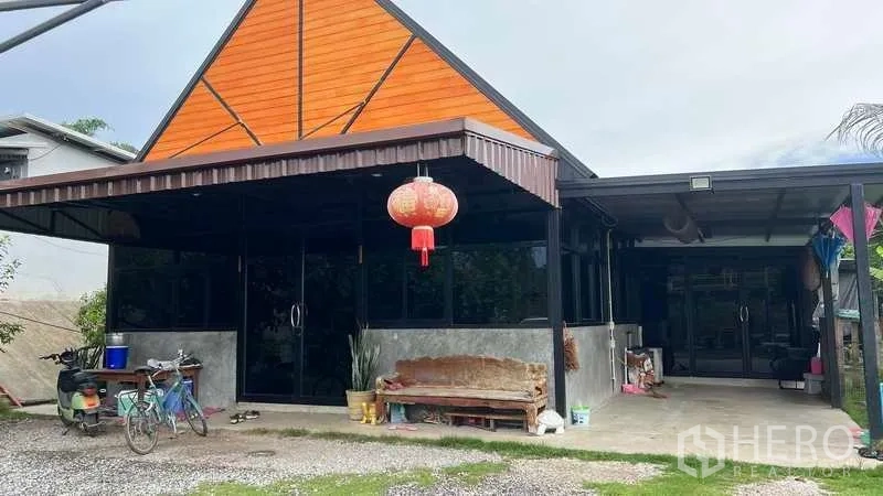 工厂 出售在Nikhom Phatthana, Rayong - 园区内尖顶办公/住宿建筑，带有遮棚门廊。