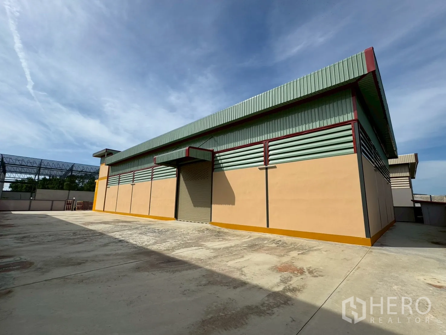 โรงงาน for sale in Mueang Samut Sakhon, Samut Sakhon - ด้านหลังโกดังผนังเมทัลชีทพร้อมประตูม้วนบนลานคอนกรีตกว้าง