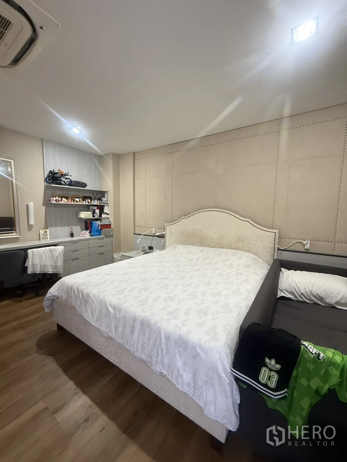 Detached House for rent in Bang Kapi, Bangkok - Bedroom with king bed, study desk, shelving, and wood-look flooring.