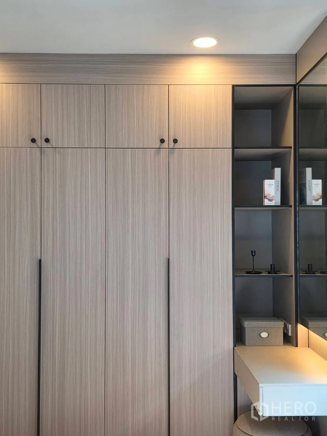 Detached House for rent in Bang Phli, Samut Prakan - Tall built-in wardrobe with mirror and illuminated dressing table.