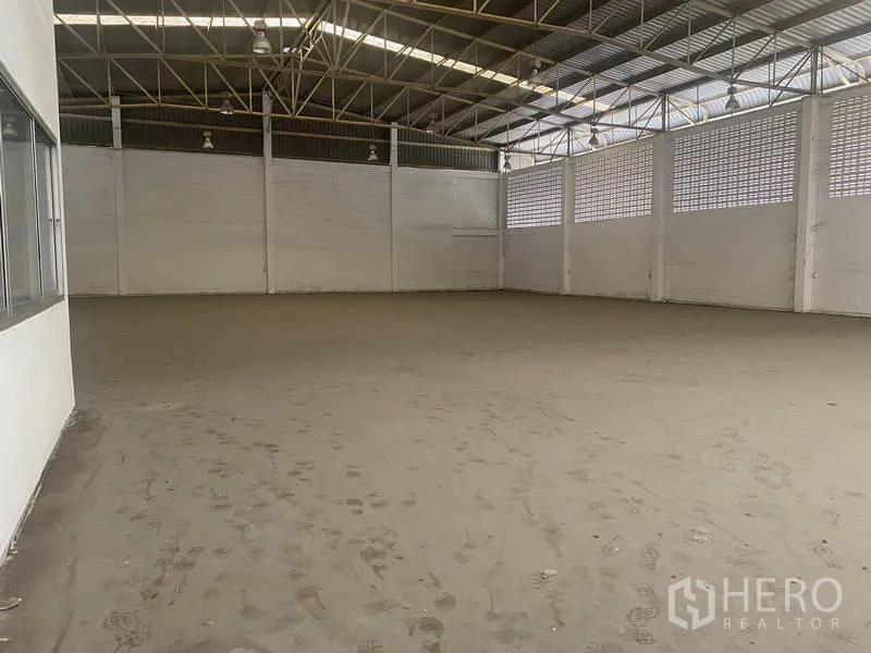 Warehouse for rent in Bang Phli, Samut Prakan - Corner of the warehouse showing ventilated walls, skylight strips and wide clear floor space.