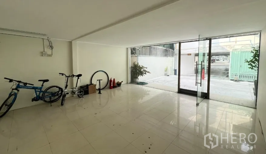 Retail Space for rent in Watthana, Bangkok - Interior view toward the entrance showing glossy floor tiles and clear glass doors.