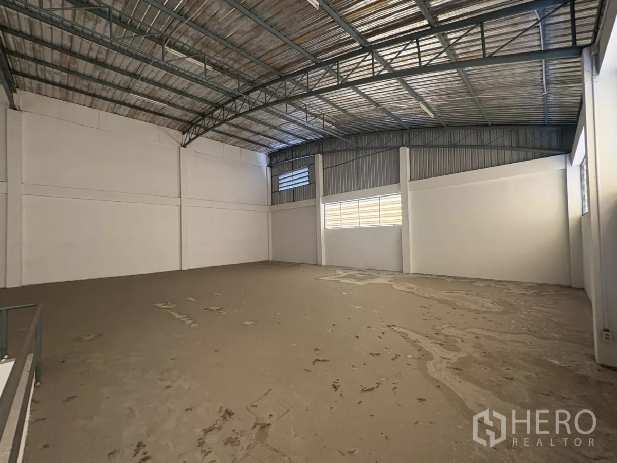 Warehouse for rent in Bang Phli, Samut Prakan - Large upper-floor warehouse space with arched insulated roof.