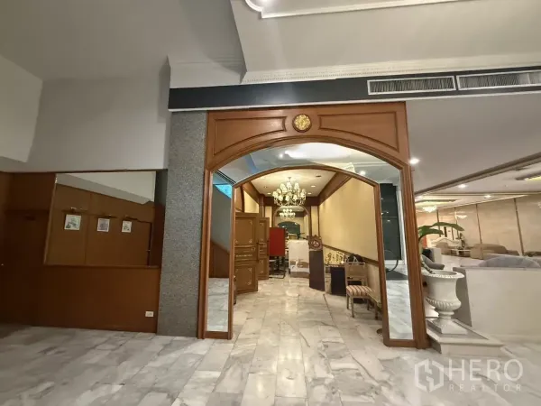 Retail Space for rent in Pathum Wan, Bangkok - Grand retail lobby with marble floors, wood archway, mirrors and chandelier lighting.