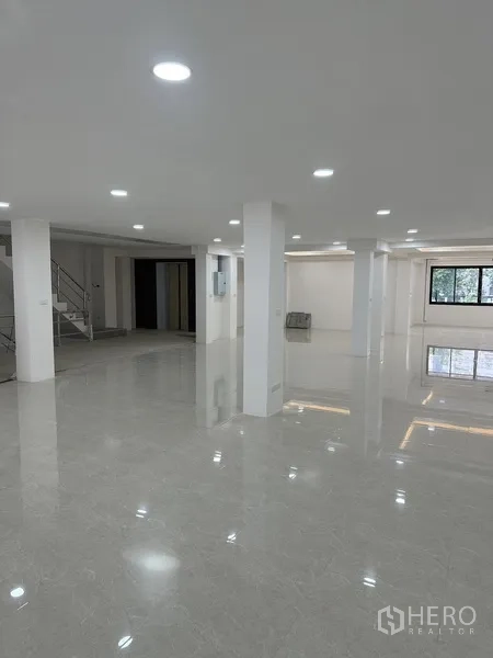 Office Space for rent or sale in Huai Khwang, Bangkok - Wide open-plan floor with multiple columns, windows and bright lighting.