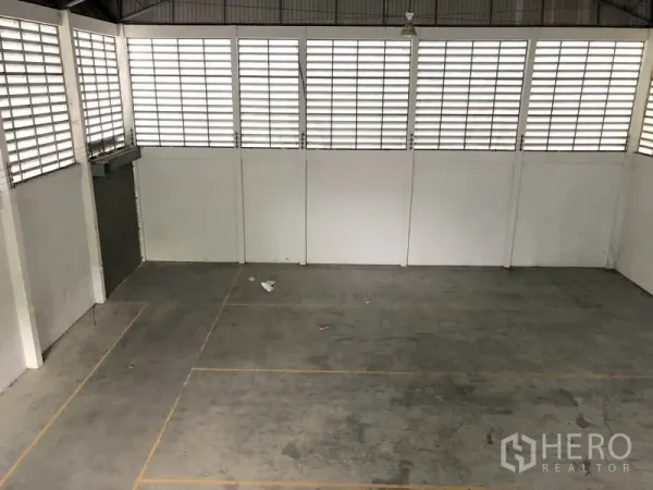 货栈 出租或出售在Lam Luk Ka, Pathum Thani - 开阔库区地面，划线分区，侧边卷帘门便于装卸。