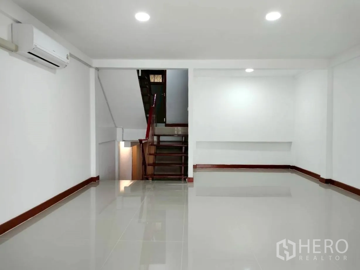 โฮมออฟฟิศ for rent in Watthana, Bangkok - พื้นที่โล่งชั้นล่างพร้อมแอร์และบันไดภายใน