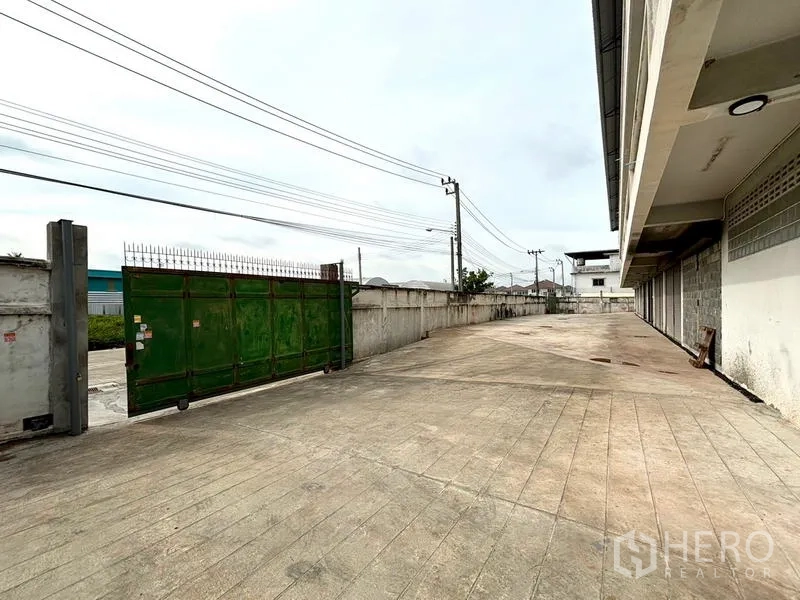 货栈 出租在Bang Khun Thian, Bangkok - 园区内部车道，从绿色大门通往装卸月台。