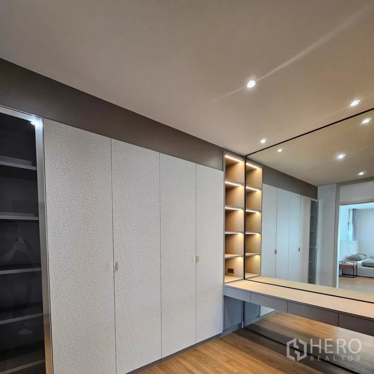 Detached House for rent in Bang Phli, Samut Prakan - Walk-in closet with full-height wardrobes, lit display shelves and dressing table.